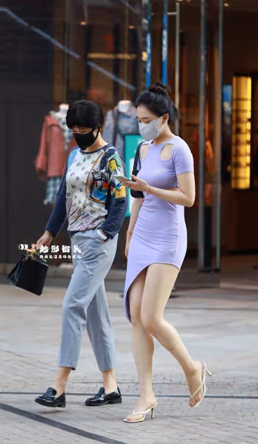 顏色鮮艷的服飾怎麼搭配？運用白色單品中和飽和度，提升衣品