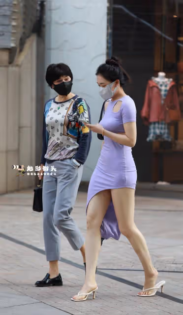 顏色鮮艷的服飾怎麼搭配？運用白色單品中和飽和度，提升衣品
