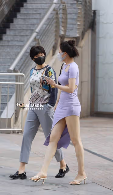 顏色鮮艷的服飾怎麼搭配？運用白色單品中和飽和度，提升衣品