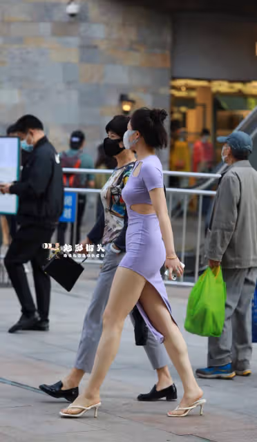 顏色鮮艷的服飾怎麼搭配？運用白色單品中和飽和度，提升衣品