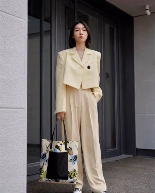今夏「杏色長褲」又來炸街了,專治腿粗+黑黃皮,洋氣襯膚又顯瘦