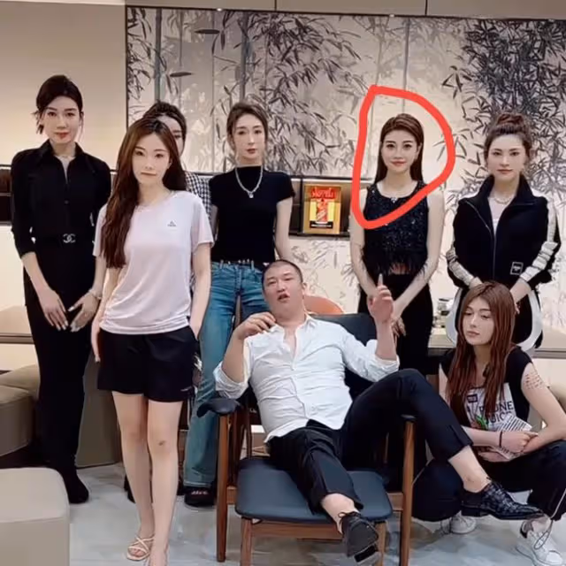 網紅二驢有「私生子」,剛在直播間宣布喜事,卻被多部門聯合封殺