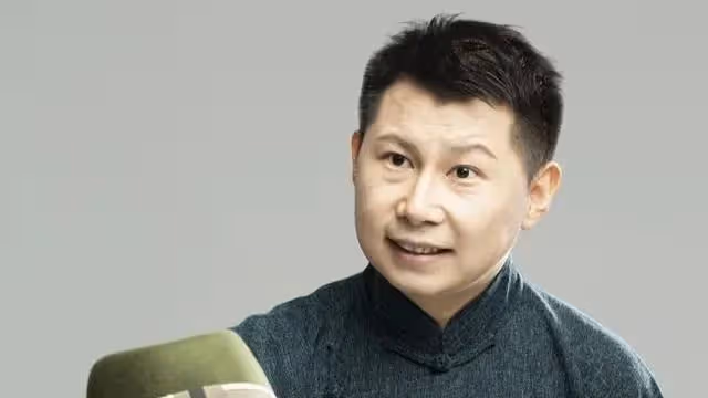 何雲偉效仿曹雲金直播，全程畫畫不看彈幕，網友：一輩子抬不起頭