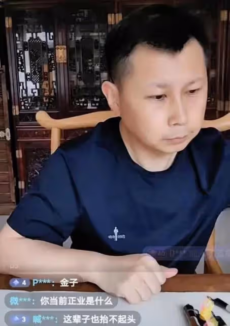 何雲偉效仿曹雲金直播，全程畫畫不看彈幕，網友：一輩子抬不起頭