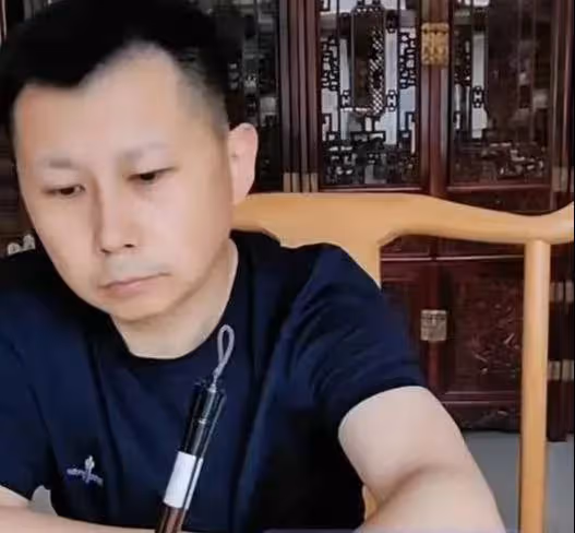 何雲偉效仿曹雲金直播，全程畫畫不看彈幕，網友：一輩子抬不起頭