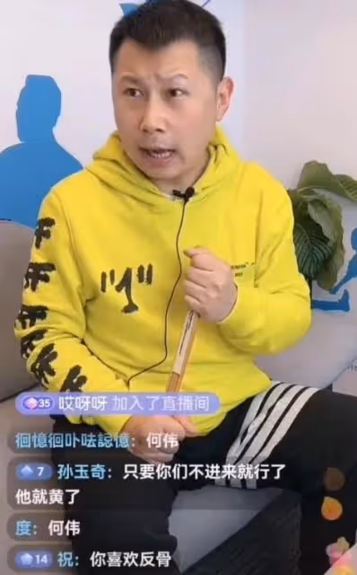 何雲偉效仿曹雲金直播,全程畫畫不看彈幕,網友:一輩子抬不起頭