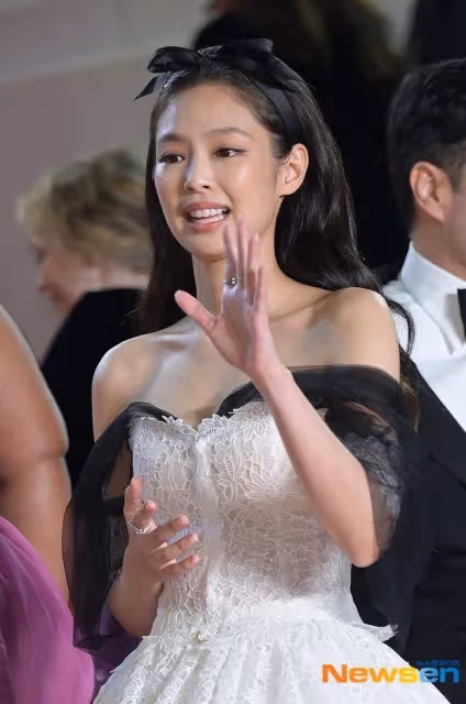 Jennie坎城影展紅毯向鏡頭飛吻,大膽的露肩禮服吸睛,現場尖叫聲巨大