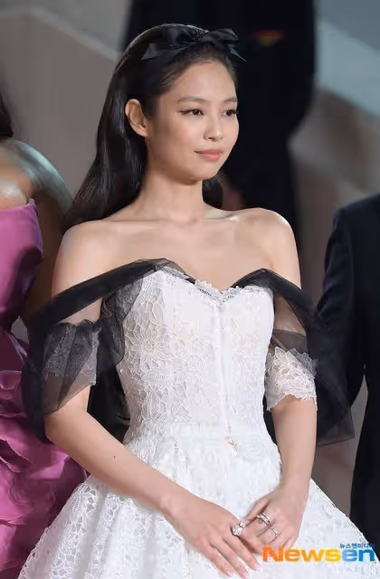 Jennie坎城影展紅毯向鏡頭飛吻,大膽的露肩禮服吸睛,現場尖叫聲巨大