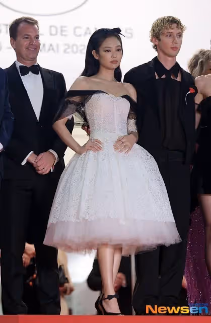 Jennie坎城影展紅毯向鏡頭飛吻,大膽的露肩禮服吸睛,現場尖叫聲巨大