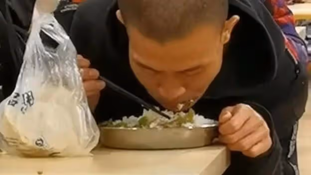 韋東奕近照曝光，食堂就餐只吃青菜和白米飯，樸素的令人心疼！