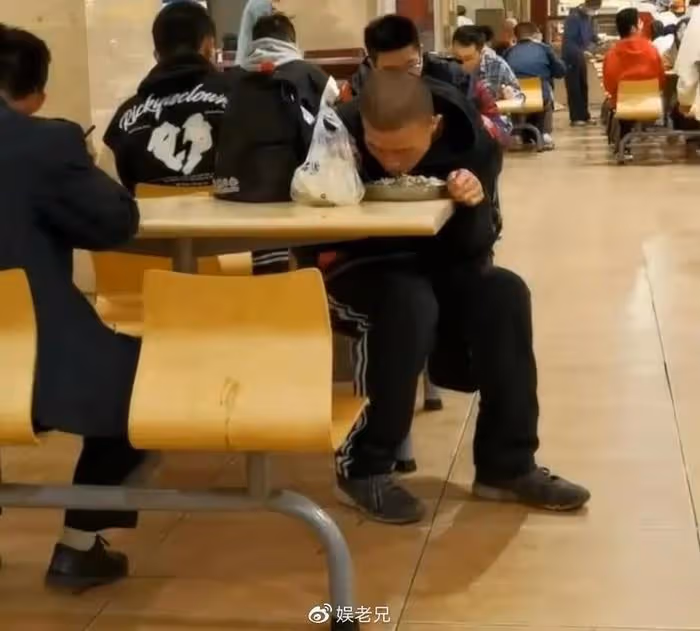 韋東奕近照曝光,食堂就餐只吃青菜和白米飯,樸素的令人心疼!