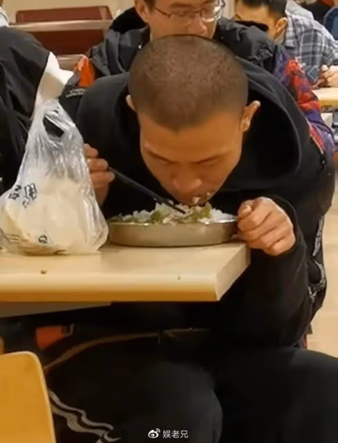 韋東奕近照曝光,食堂就餐只吃青菜和白米飯,樸素的令人心疼!