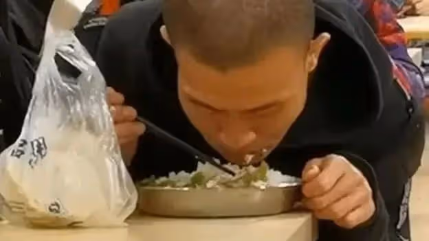 韋東奕近照流出，食堂就餐樣子令人心疼，網友：他只是數學強者