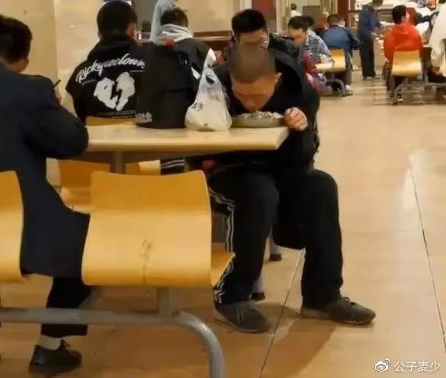 韋東奕近照流出,食堂就餐樣子令人心疼,網友:他只是數學強者