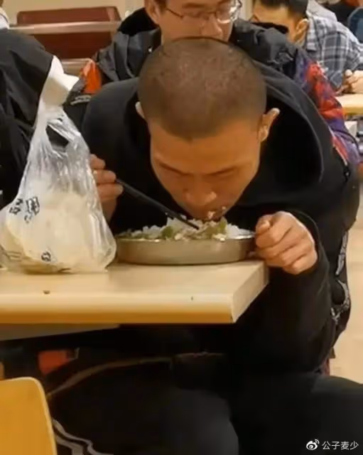 韋東奕近照流出,食堂就餐樣子令人心疼,網友:他只是數學強者