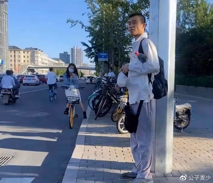 韋東奕近照流出,食堂就餐樣子令人心疼,網友:他只是數學強者