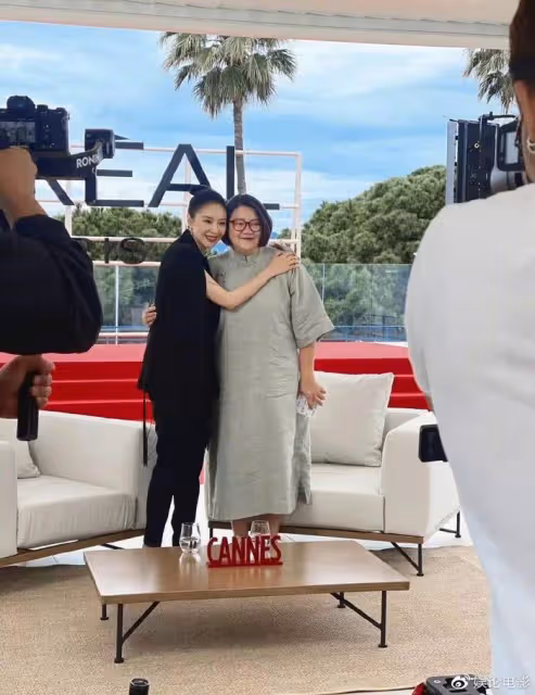 洪晃稱自己遭遇網暴,因為發錯照片,網友評其自導自演蹭流量