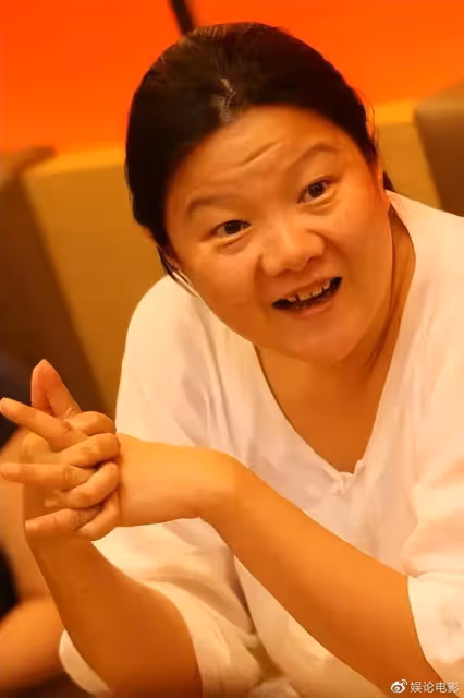 洪晃稱自己遭遇網暴,因為發錯照片,網友評其自導自演蹭流量