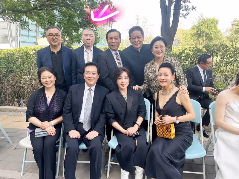 馮小剛近照曝光,不敢站C位而站後排,再也沒有以前的氣勢了
