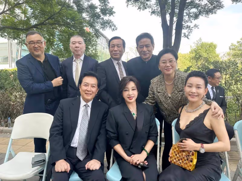 馮小剛近照曝光,不敢站C位而站後排,再也沒有以前的氣勢了