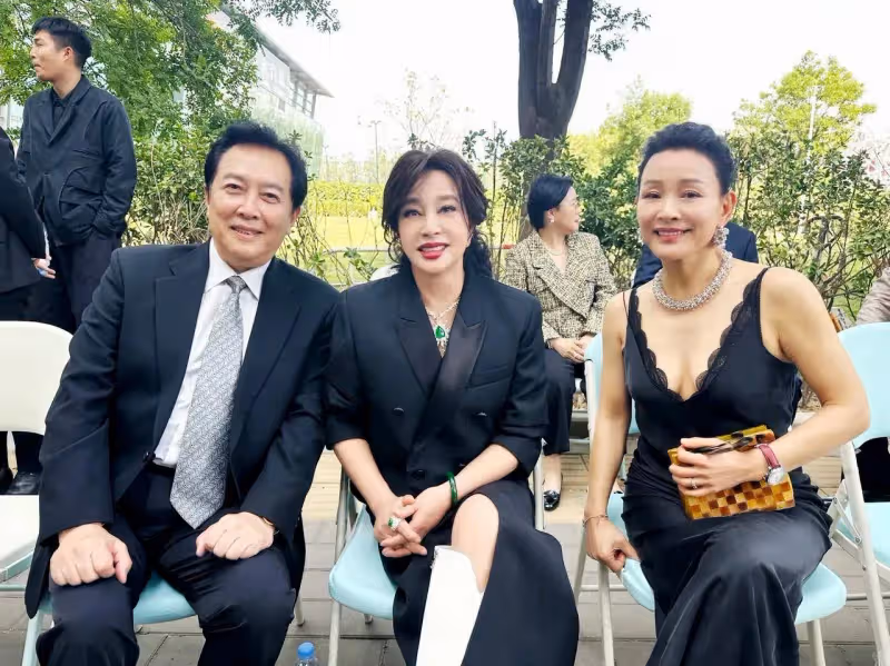 馮小剛近照曝光,不敢站C位而站後排,再也沒有以前的氣勢了