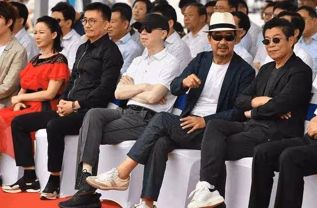 馮小剛近照曝光,不敢站C位而站後排,再也沒有以前的氣勢了