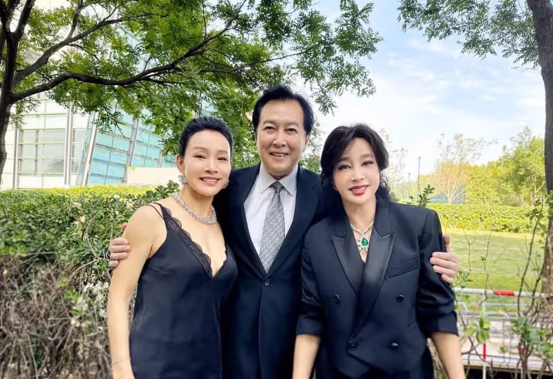 馮小剛近照曝光,不敢站C位而站後排,再也沒有以前的氣勢了