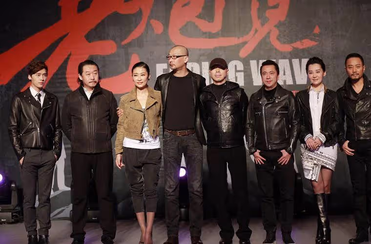 馮小剛近照曝光,不敢站C位而站後排,再也沒有以前的氣勢了