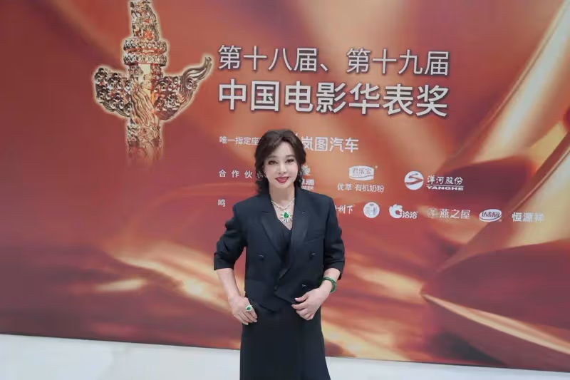 71歲劉曉慶曬華表獎造型,戴幾百萬翡翠宛若少女,好讓人羨慕