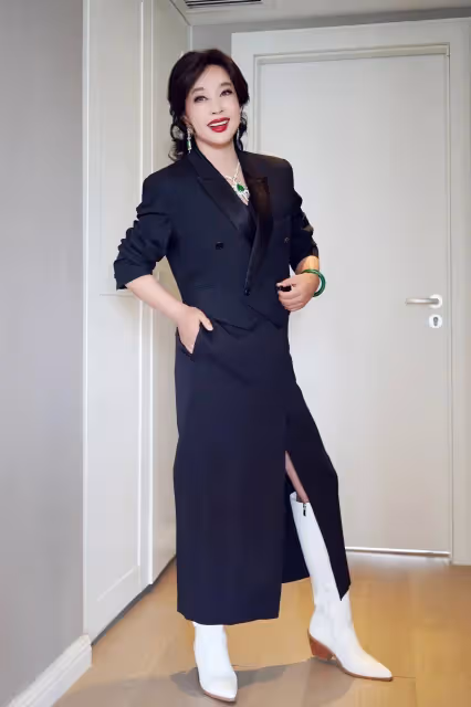 71歲劉曉慶曬華表獎造型,戴幾百萬翡翠宛若少女,好讓人羨慕