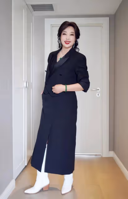 71歲劉曉慶曬華表獎造型,戴幾百萬翡翠宛若少女,好讓人羨慕