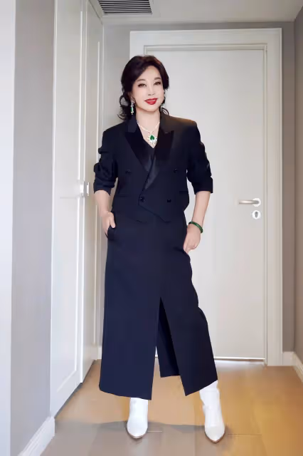 71歲劉曉慶曬華表獎造型,戴幾百萬翡翠宛若少女,好讓人羨慕