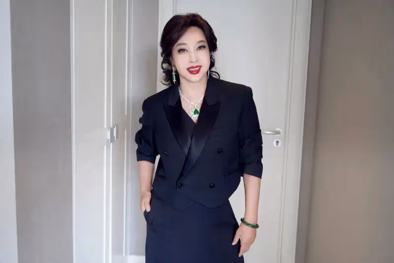 71歲劉曉慶曬華表獎造型,戴幾百萬翡翠宛若少女,好讓人羨慕