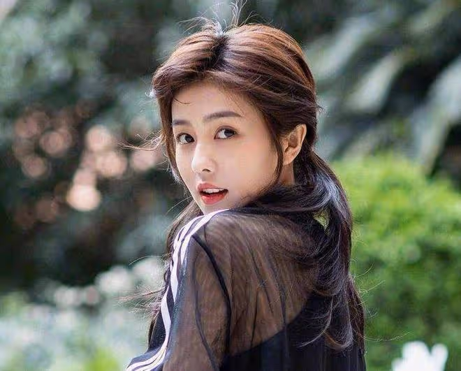 白鹿新劇路透,穿校服戴假髮模樣大變,皮膚暗黃被指越發男相