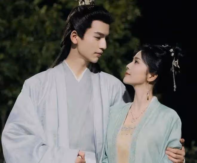 白鹿新劇路透,穿校服戴假髮模樣大變,皮膚暗黃被指越發男相