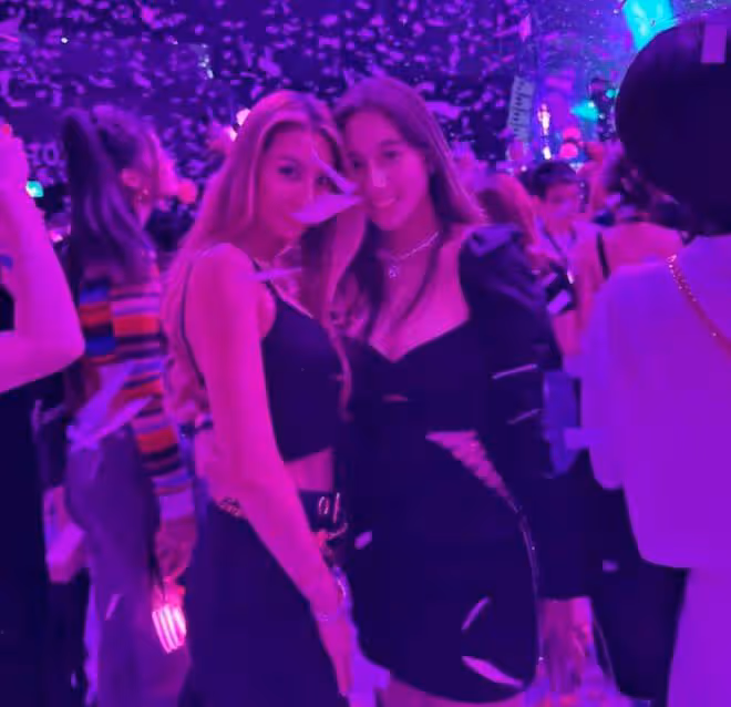 林利兒何超欣baby同框,林利兒氣質出眾身材好,何超欣被指太普通