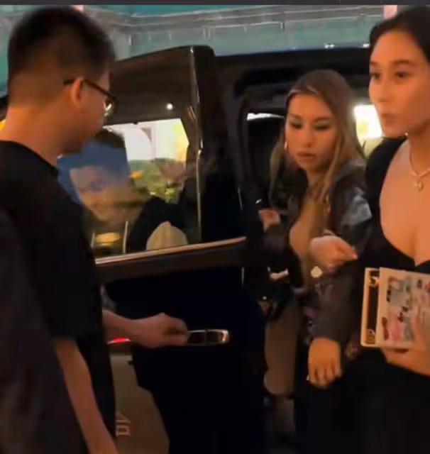 林利兒何超欣baby同框,林利兒氣質出眾身材好,何超欣被指太普通