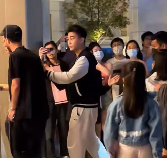 林利兒何超欣baby同框,林利兒氣質出眾身材好,何超欣被指太普通