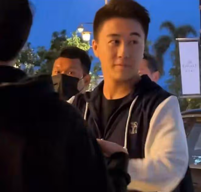林利兒何超欣baby同框,林利兒氣質出眾身材好,何超欣被指太普通