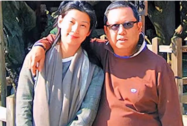 林利兒何超欣baby同框，林利兒氣質出眾身材好，何超欣被指太普通