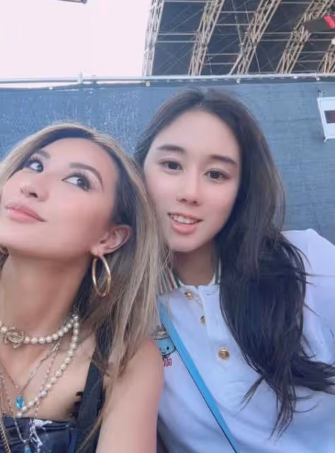 林利兒何超欣baby同框，林利兒氣質出眾身材好，何超欣被指太普通