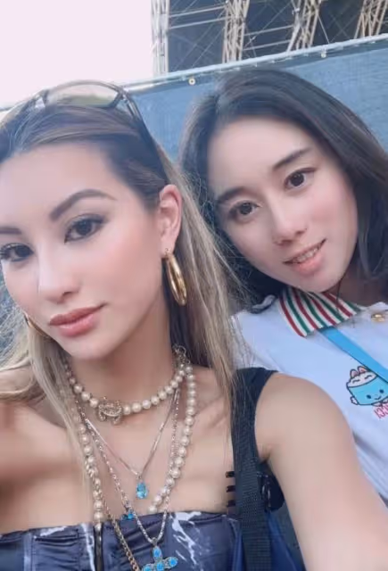 林利兒何超欣baby同框，林利兒氣質出眾身材好，何超欣被指太普通