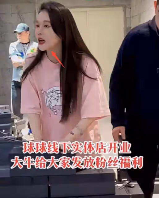 趙本山女兒實體店開業,球球模樣大變認不出,老公長相不如哥哥