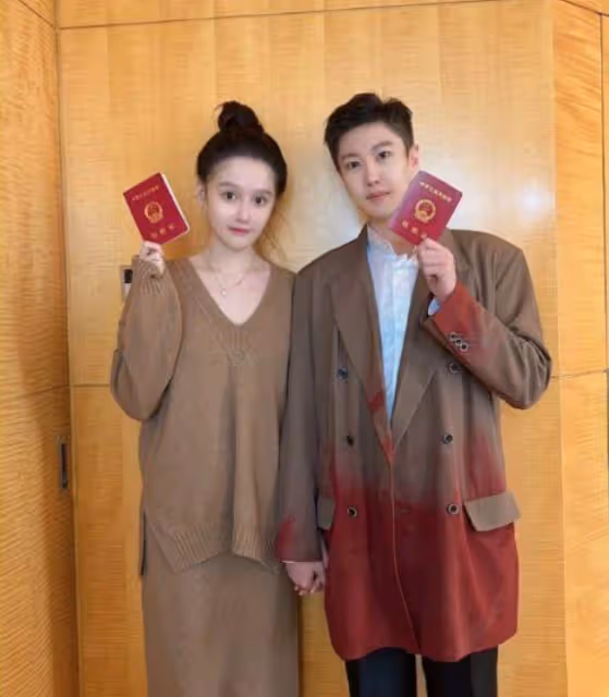 趙本山女兒實體店開業,球球模樣大變認不出,老公長相不如哥哥