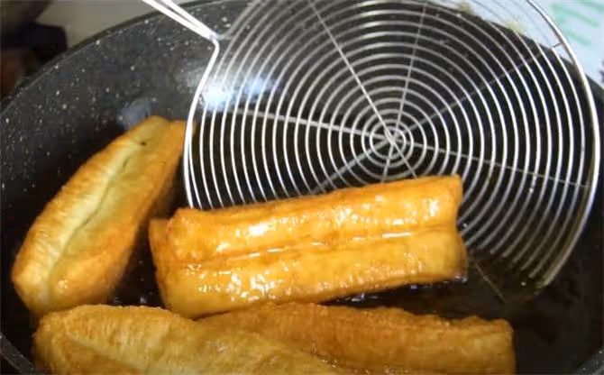 家常油條做法,全程技巧分享,酥脆起泡,這樣做吃著就是香