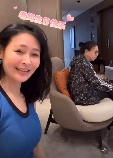 於明加拎2萬5包為母慶生,前交警隊長父親幽默,胡俊比岳父顯老態