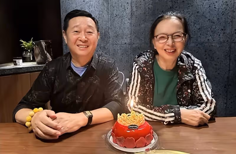 於明加拎2萬5包為母慶生,前交警隊長父親幽默,胡俊比岳父顯老態