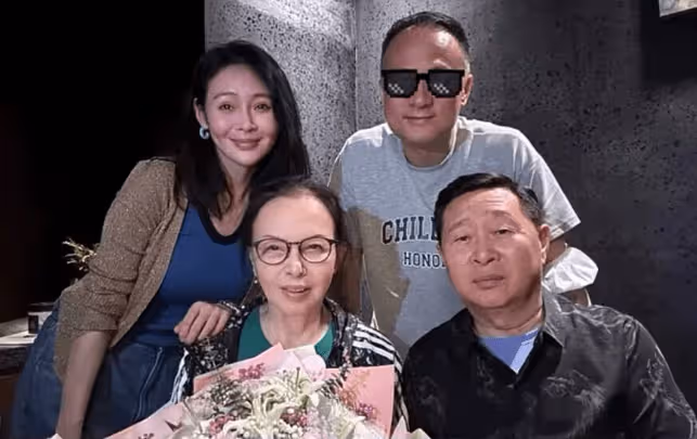 於明加拎2萬5包為母慶生,前交警隊長父親幽默,胡俊比岳父顯老態