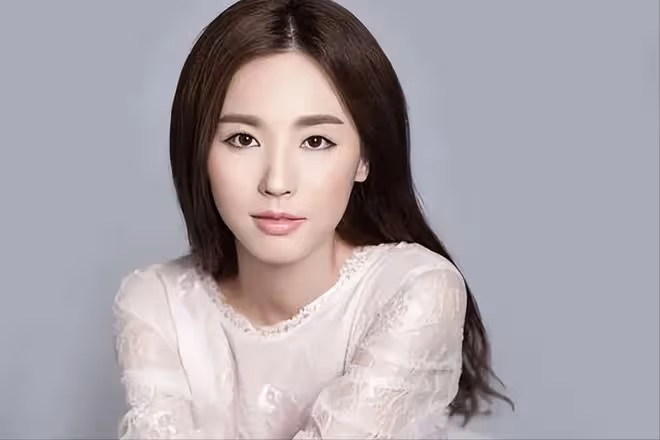 演員吳佳尼:嫁大21歲馬景濤,離婚後獨自帶孩子,如今她還好嗎?