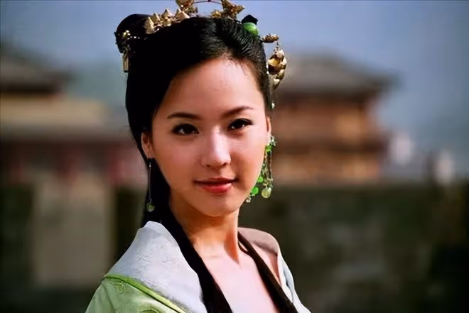 演員吳佳尼:嫁大21歲馬景濤,離婚後獨自帶孩子,如今她還好嗎?